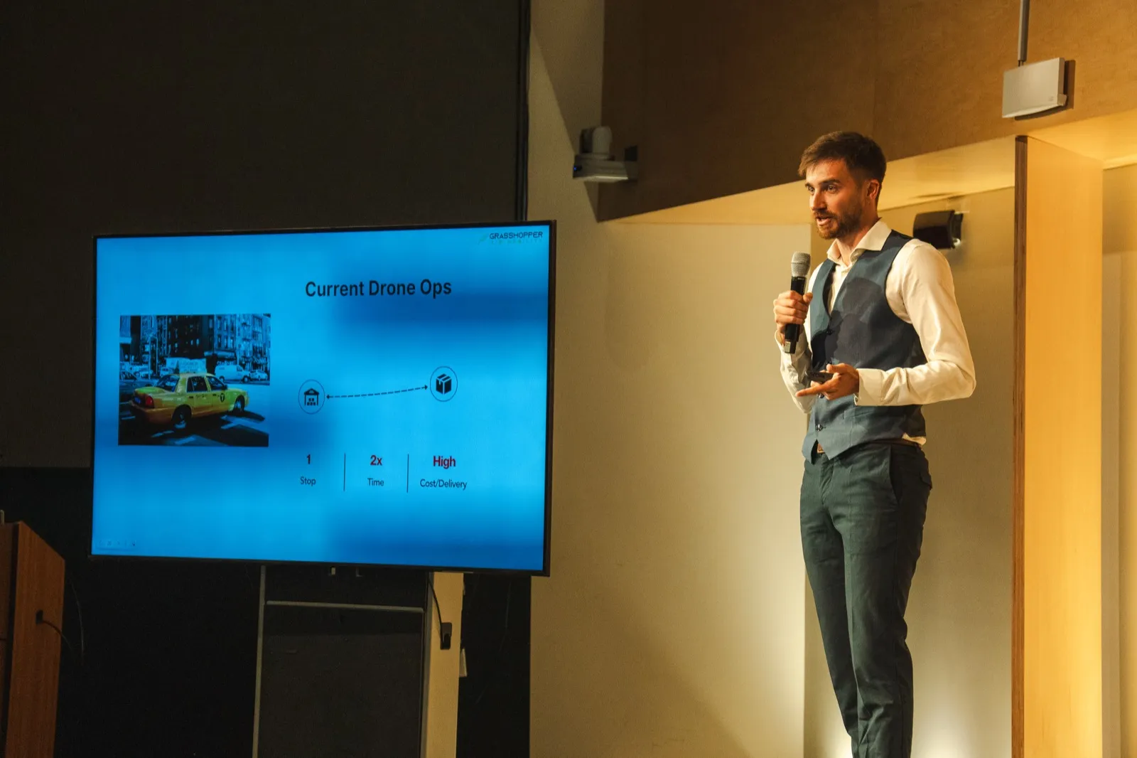 Jakob presentant Grasshopper a l’escenari del demo day de la Draper University, maig del 2026.