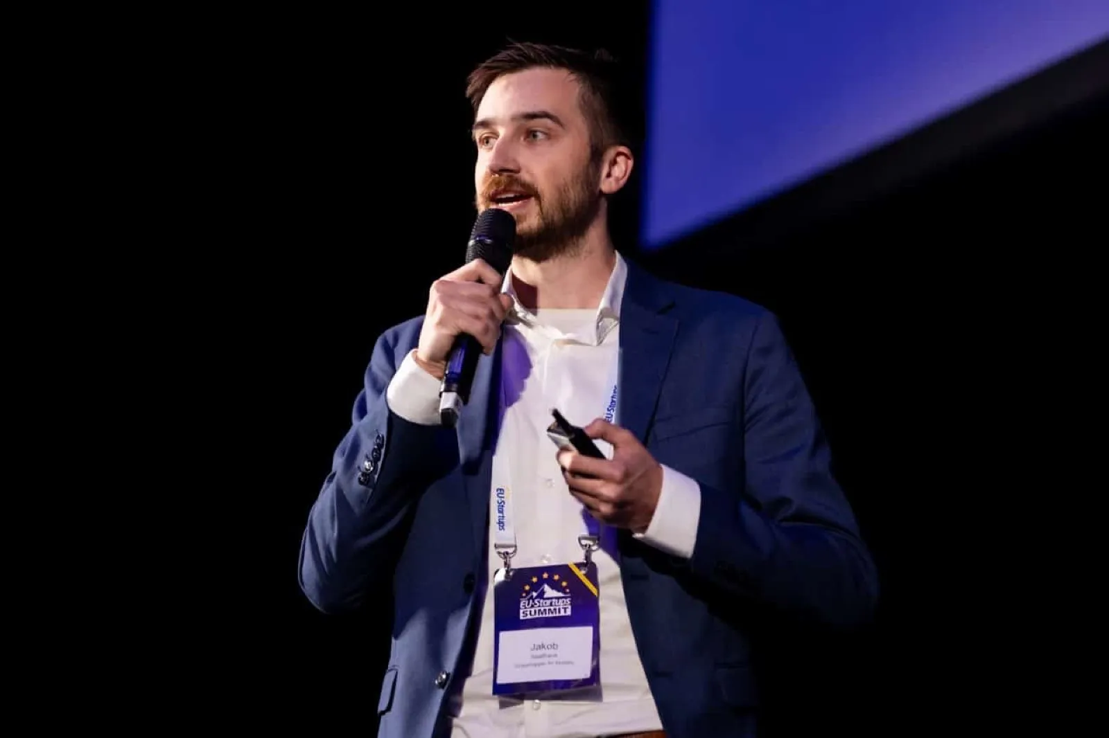 Jakob fent el pitch amb micròfon a la final de pitches de l’EU-Startups Summit a Malta, abril del 2025.