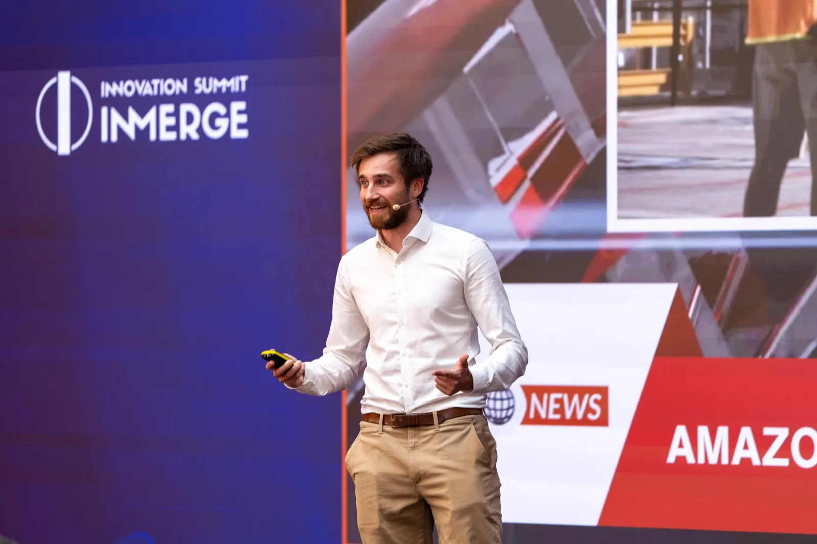 Jakob fent el pitch a l’escenari de l’InMerge Innovation Summit, juny del 2026.
