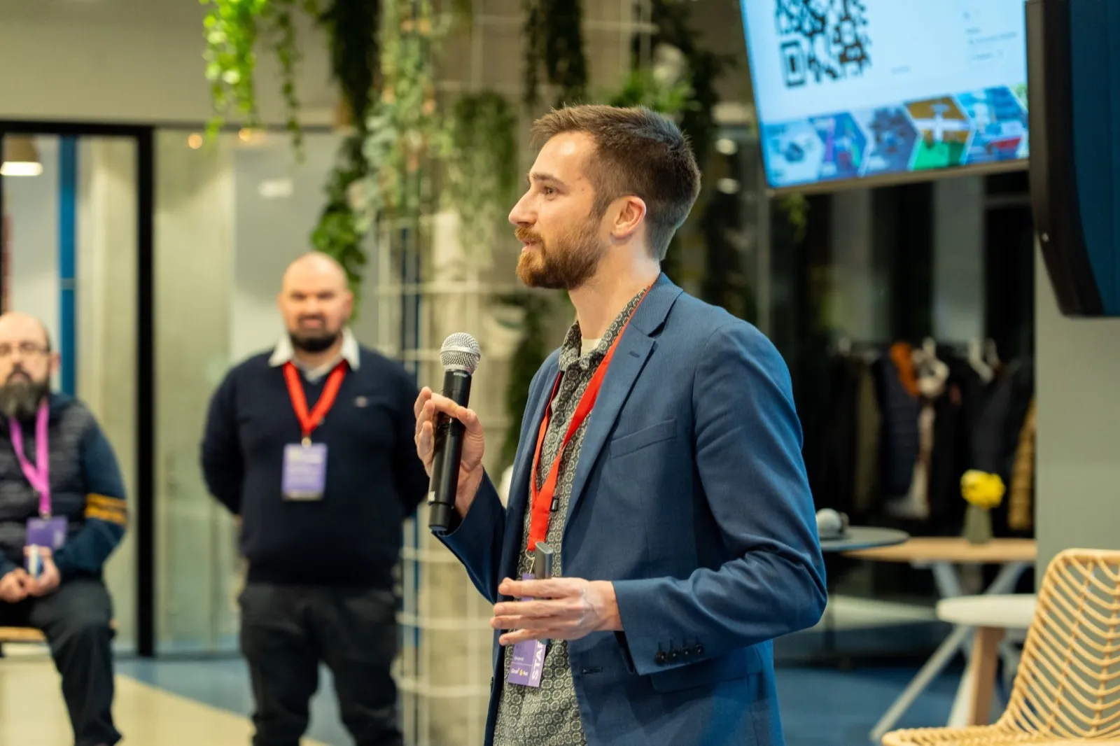 Jakob parlant per micròfon en un acte de startups durant la setmana del MWC a Barcelona, març del 2026.