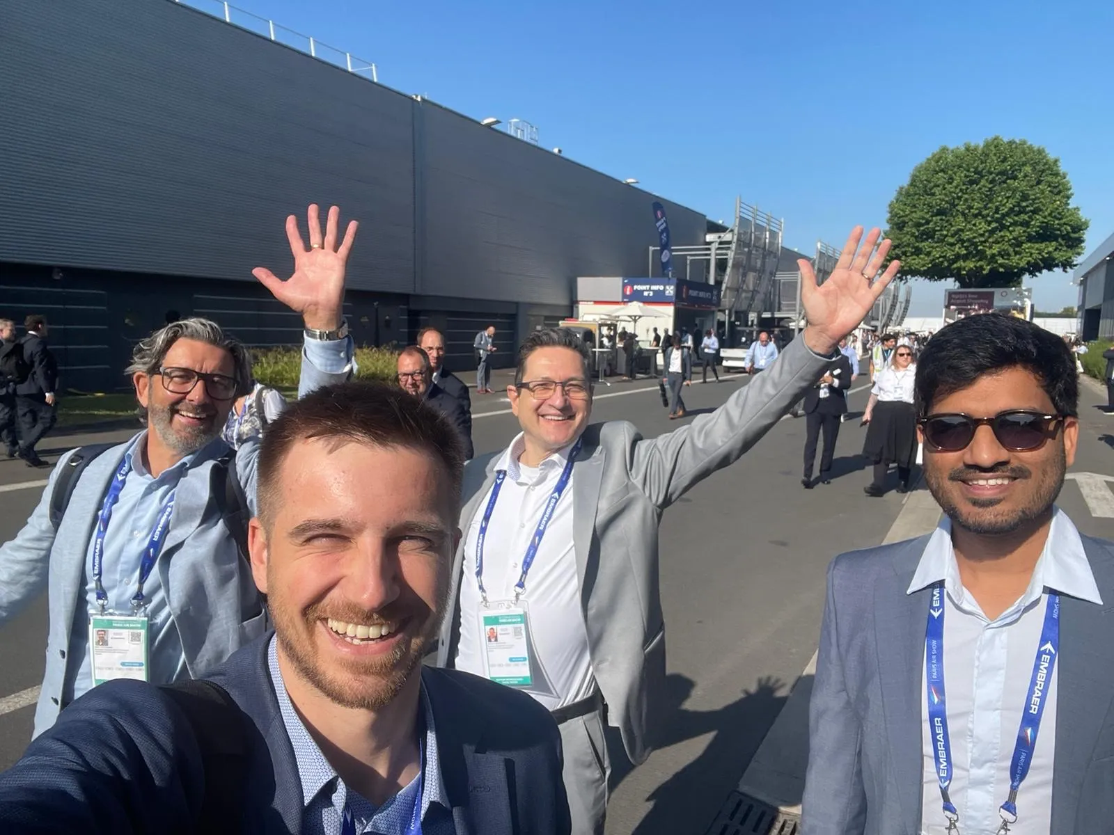 Selfie de l’equip davant dels pavellons de la Paris Air Show, juny del 2025.
