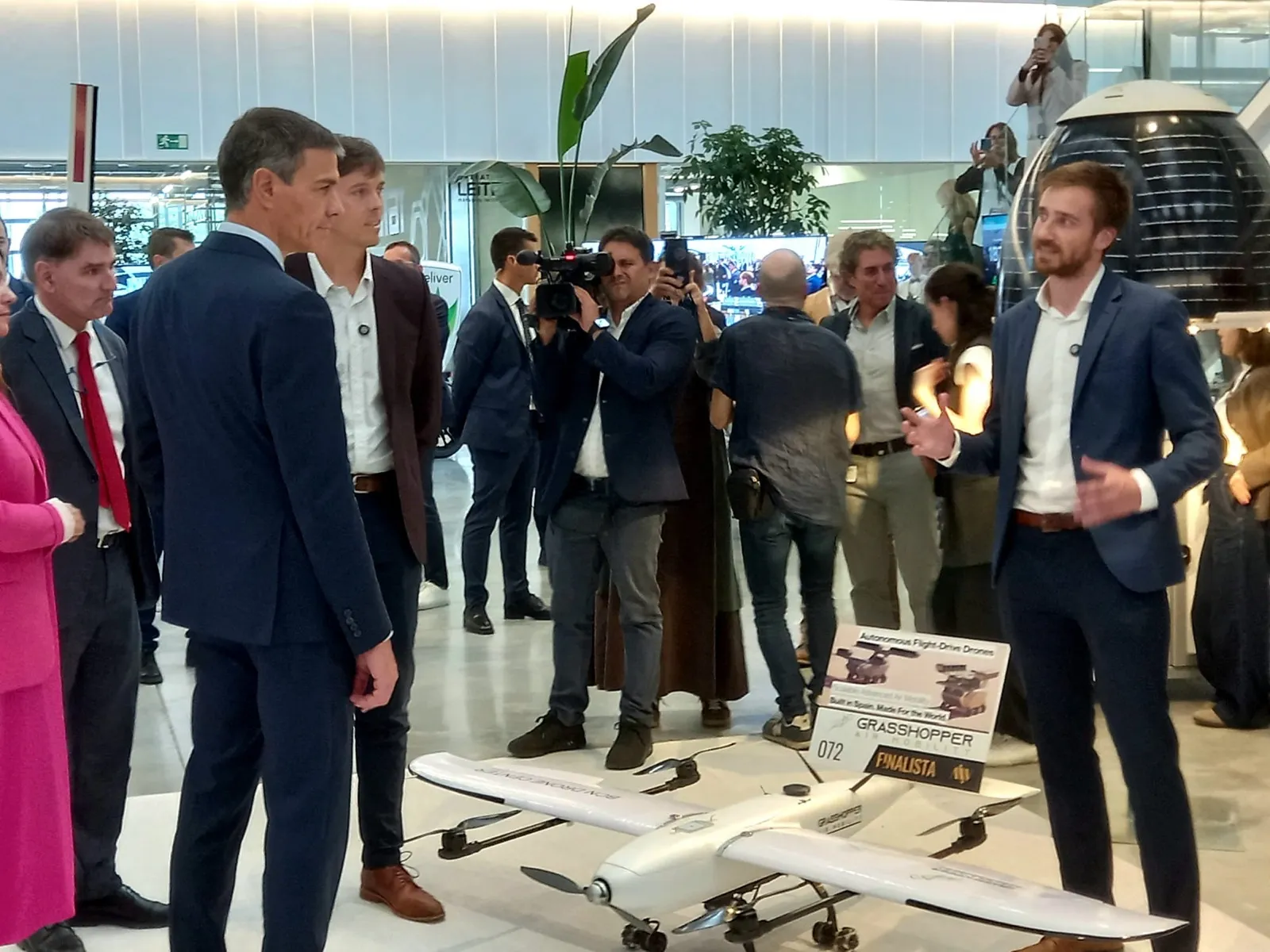Jakob explicant el dron de Grasshopper al president del Govern espanyol, Pedro Sánchez, setembre del 2025.