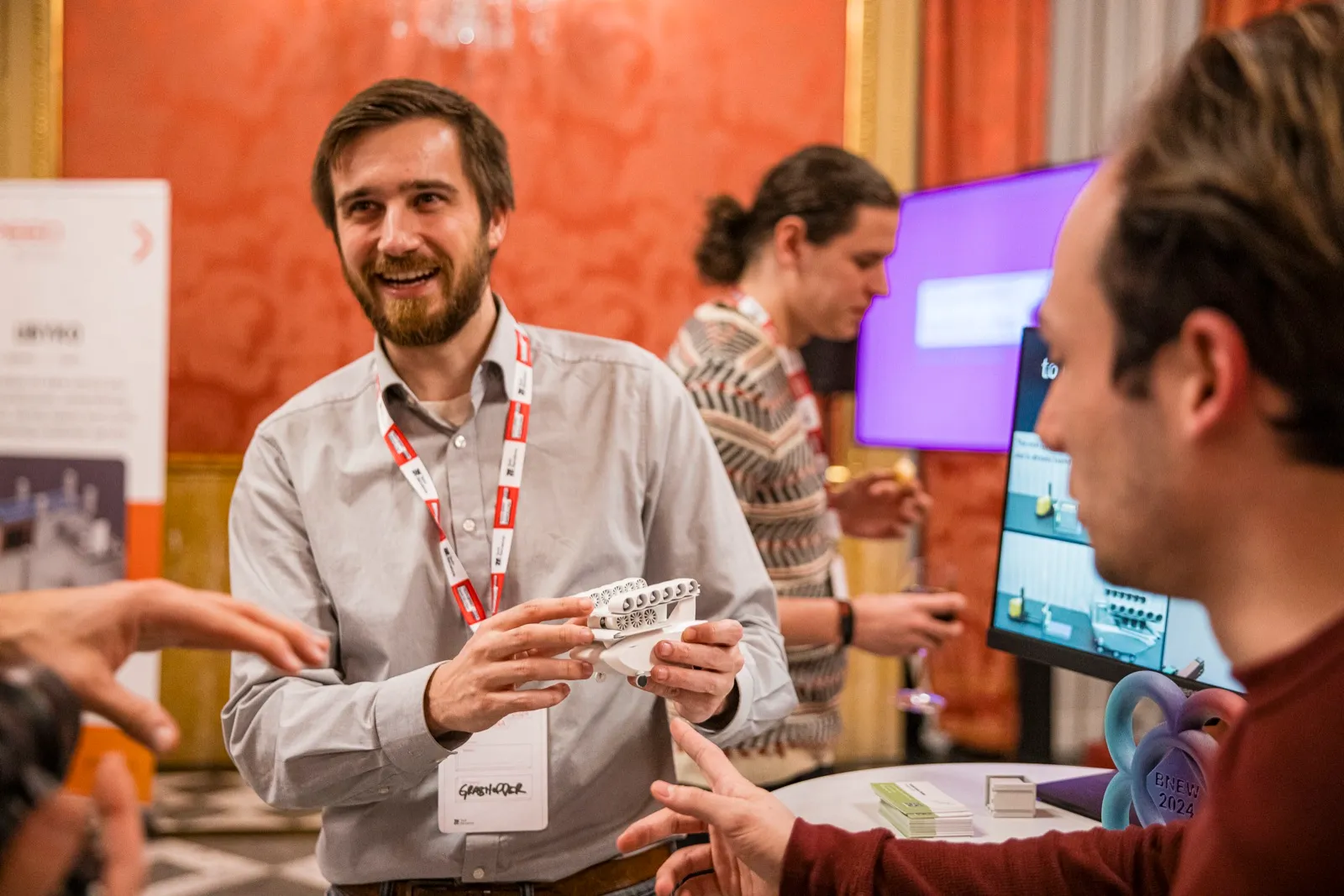 Jakob mostrant una maqueta a escala del dron de Grasshopper a l’S2Xpeed Industrial Startups Day de La Llotja, Barcelona, desembre del 2024.
