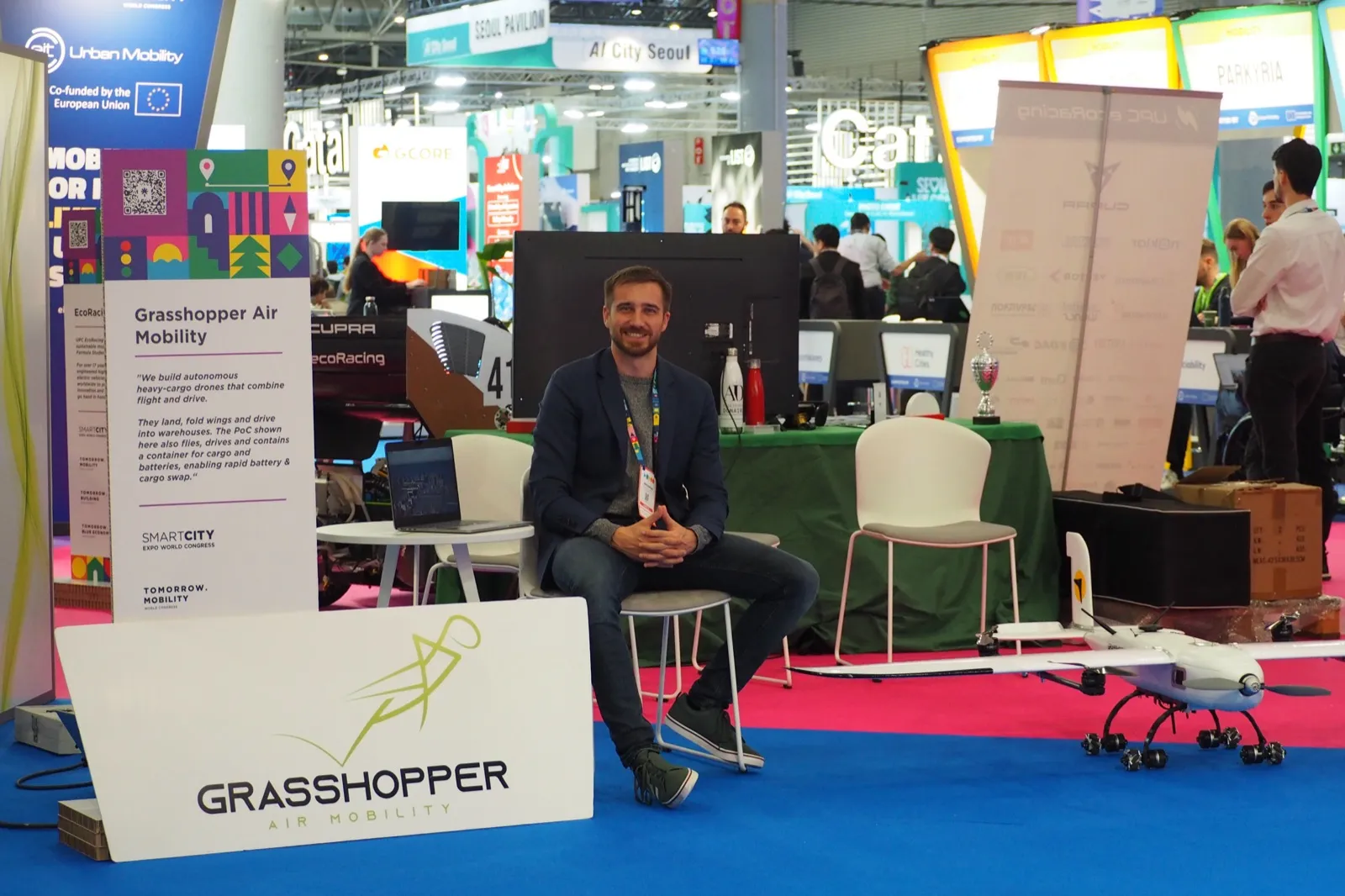 Jakob a l’estand de Grasshopper del Smart City Expo World Congress, al costat del dron de prova de concepte, novembre del 2025.